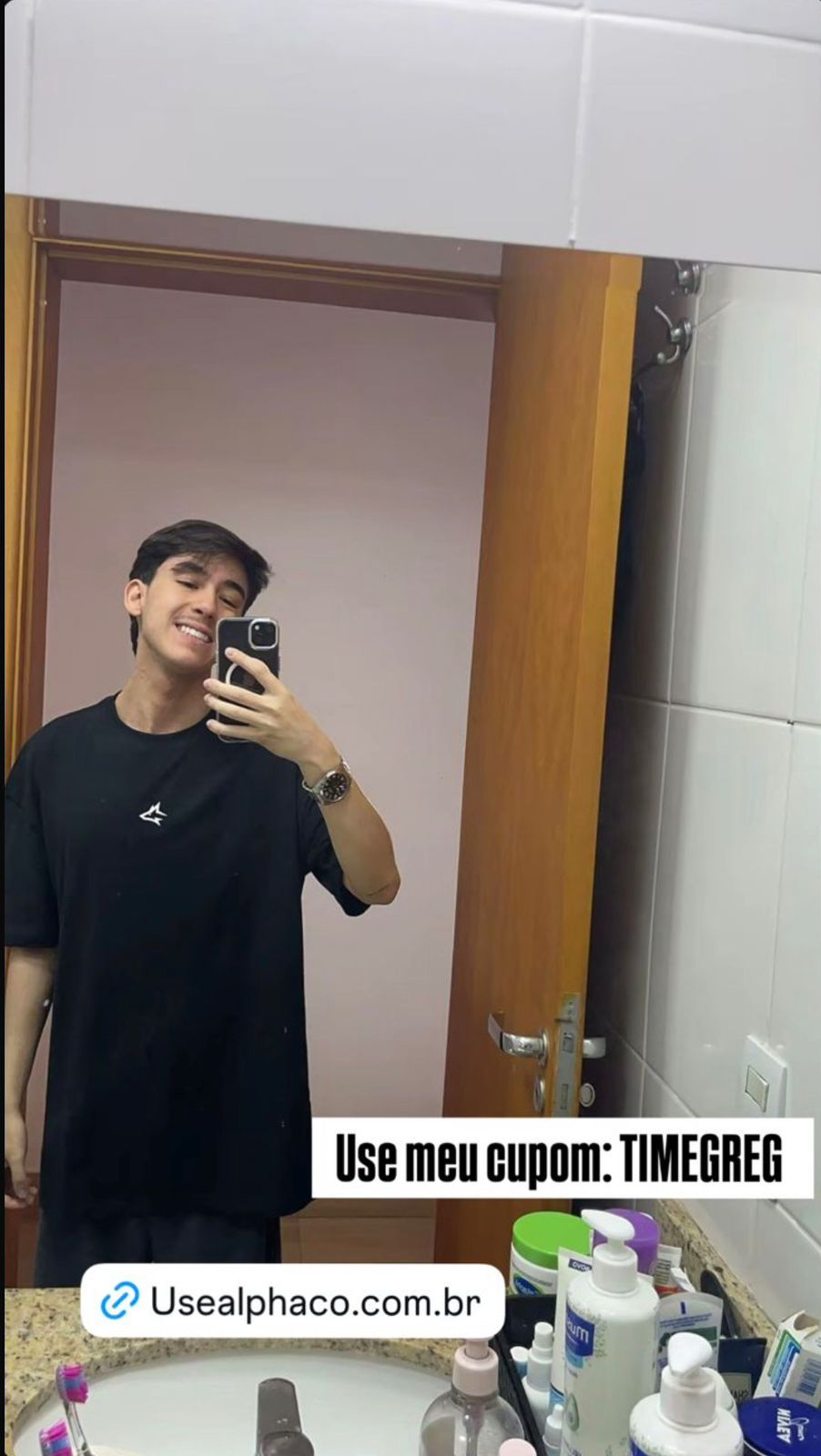 Creator com camiseta Alpha